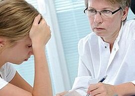 consulta cun especialista para a dor baixo o omóplato esquerdo